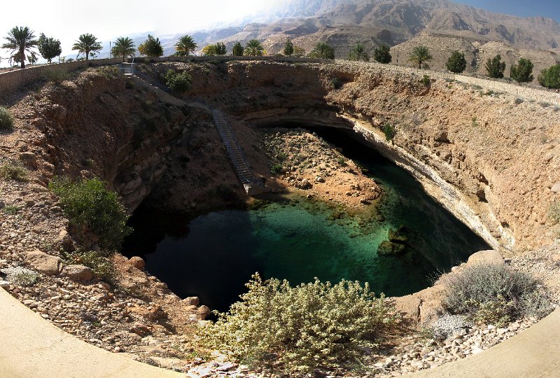 080211_sinkhole dibab lake park.jpg - Dinsdag nemen Inger en Robert ons mee naar het Dibab lake park. Hier is dit grote sinkhole te vinden. Het water staat onderaards in verbinding met de zee en is flink zout.